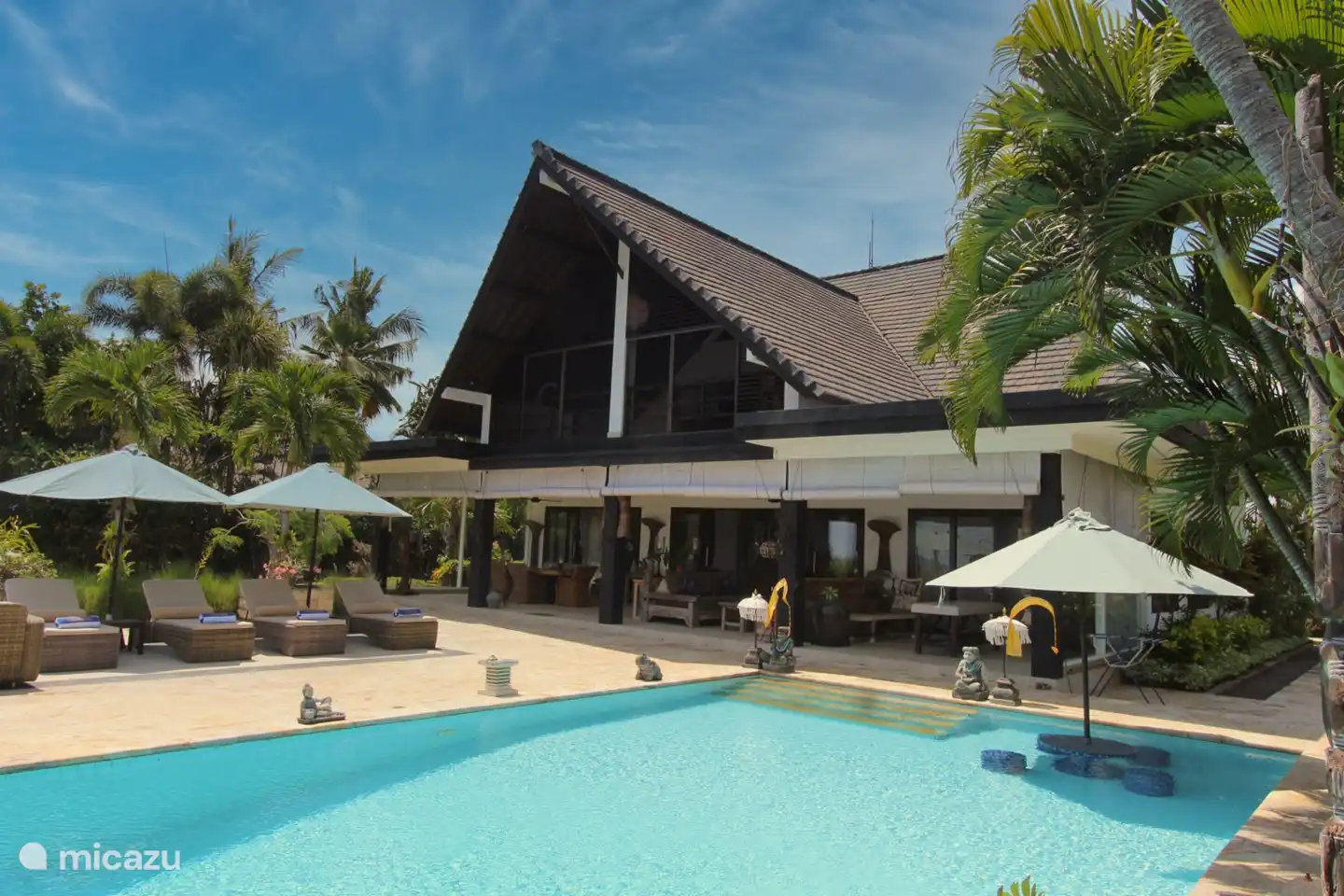 Swimmingpool und Pooldeck