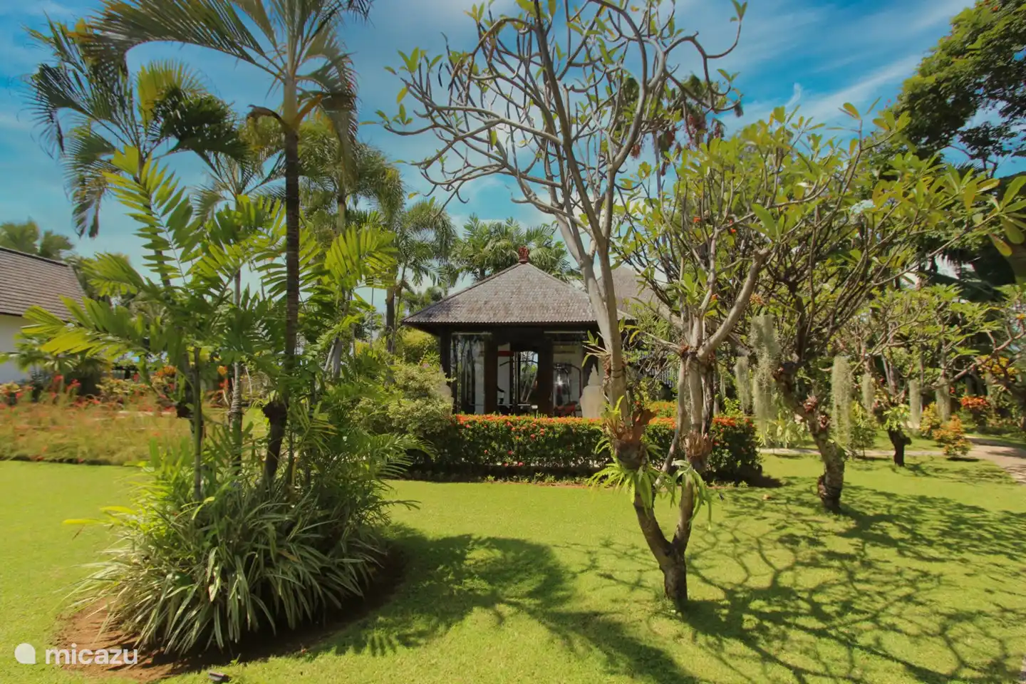 schöner Garten mit kleinem Fitnessraum