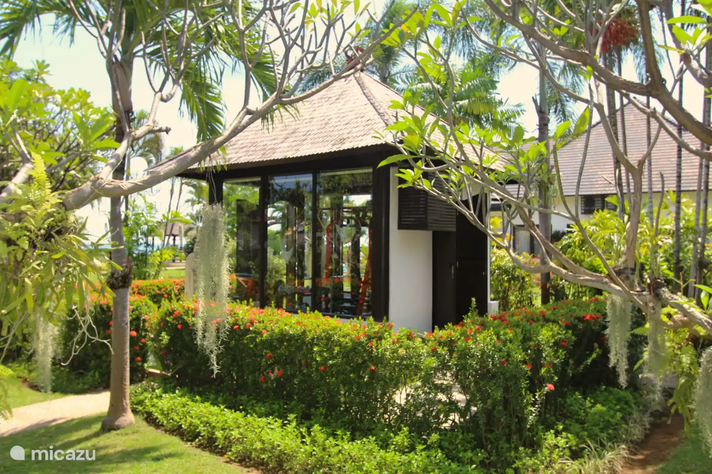 schöner Garten mit kleinem Fitnessraum