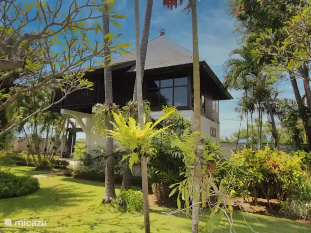 Villa Belvedere Bali en Indonesia, Bali, Lokapaksa - villa dormitorio arriba del garaje, con balcón y baño privado