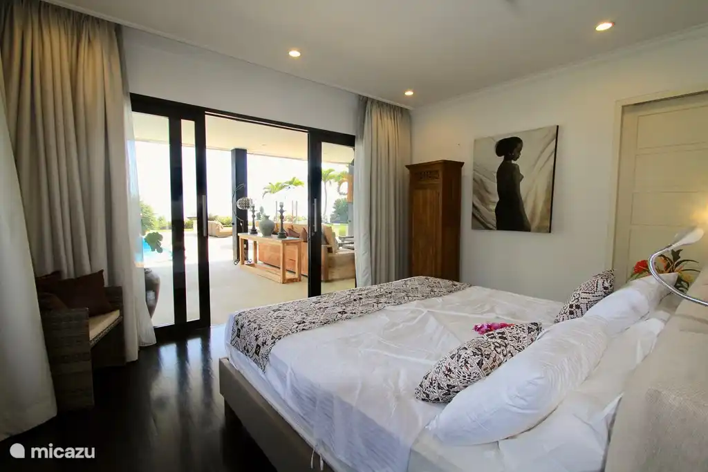 Master-Schlafzimmer im Erdgeschoss, mit Blick auf den Pool