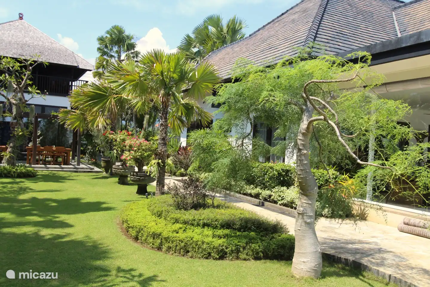 Garten in der Villa Belvedere, 2022 sind viele Orchideen dazugekommen und der Garten etwas erneuert worden