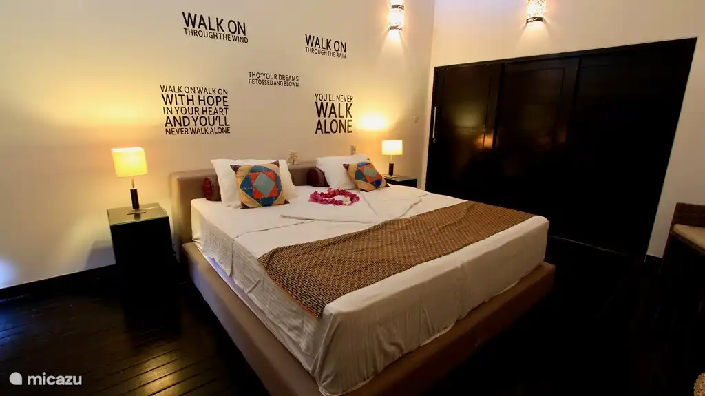 Schlafzimmer im 1. Stock mit einem Balkon auf der Nordseite, mit Blick auf das Meer von Bali