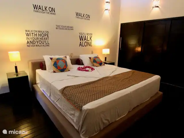 Villa Belvedere Bali en Indonesia, Bali, Lokapaksa - villa dormitorio en el primer piso con balcón en el lado norte, con vista al mar de Bali