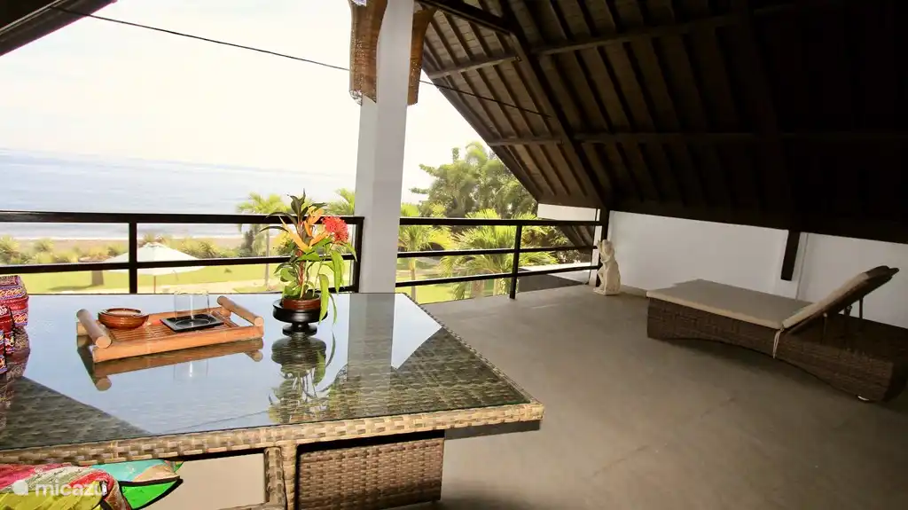 großer Balkon mit Blick auf den Garten und das Meer von Bali