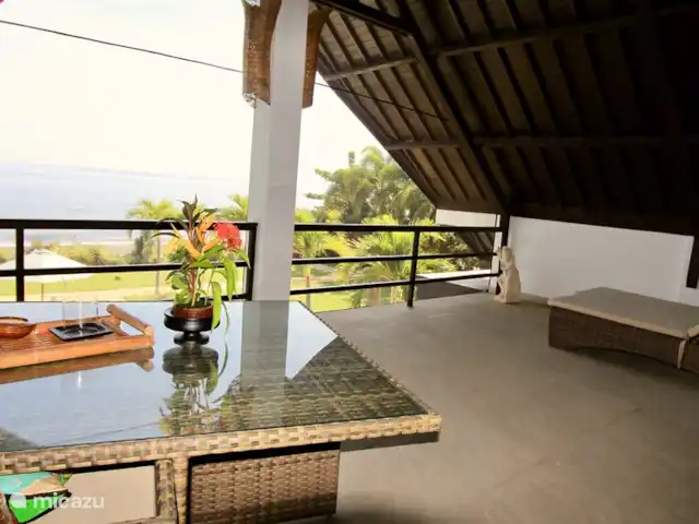 Villa Belvedere Bali en Indonesia, Bali, Lokapaksa - villa gran balcón con vistas al jardín y al mar de Bali