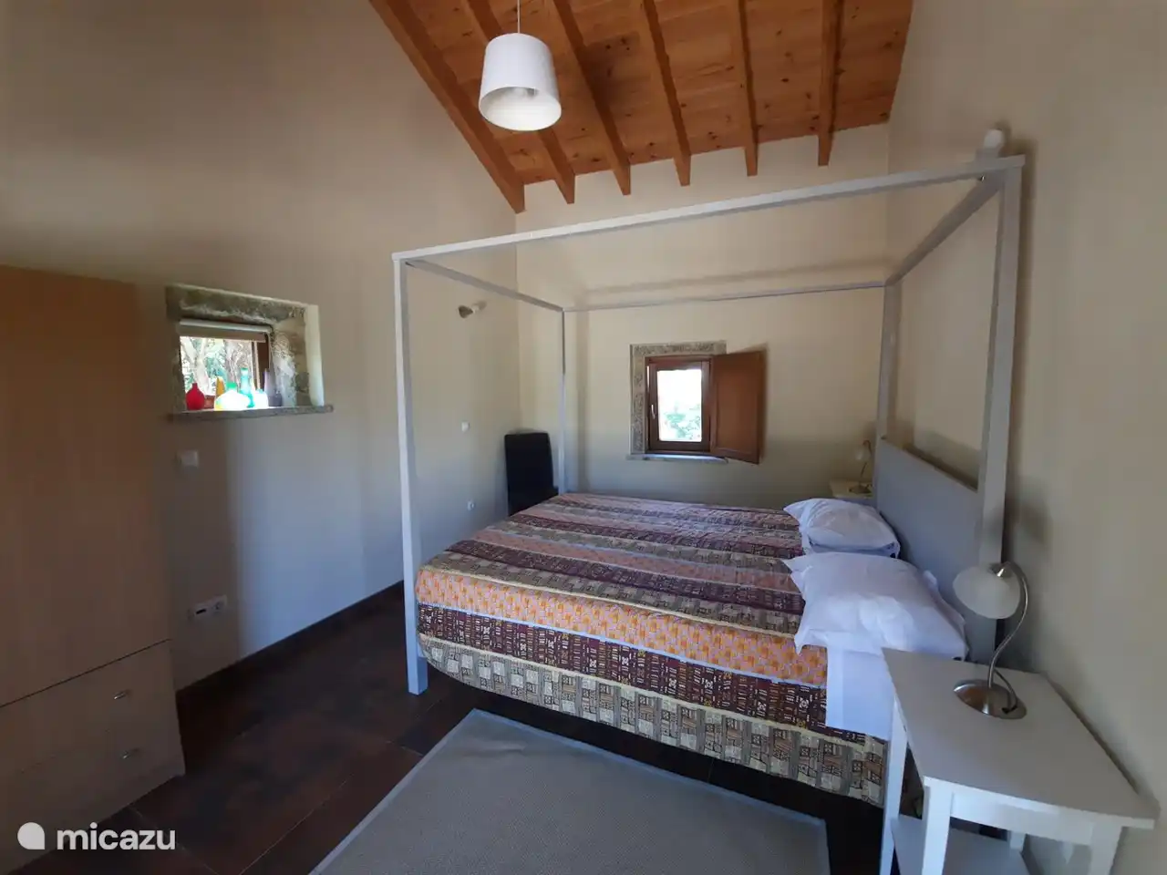 Schlafzimmer mit Bett von 160 x 200