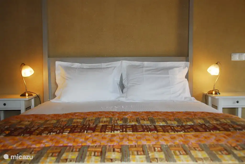 Das Schlafzimmer mit einem Doppelbett