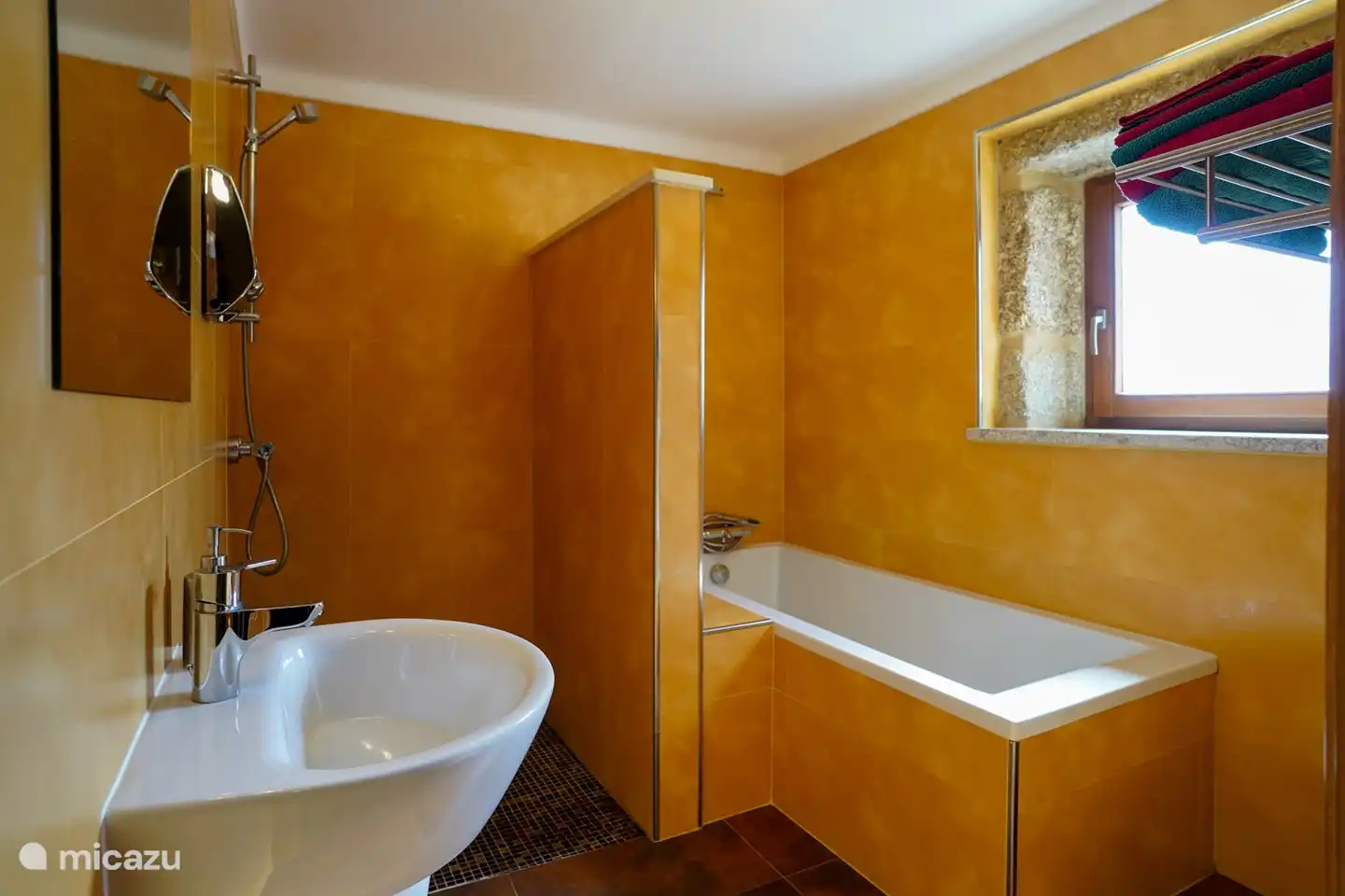 Badezimmer mit Dusche, Badewanne, Toilette und Waschbecken