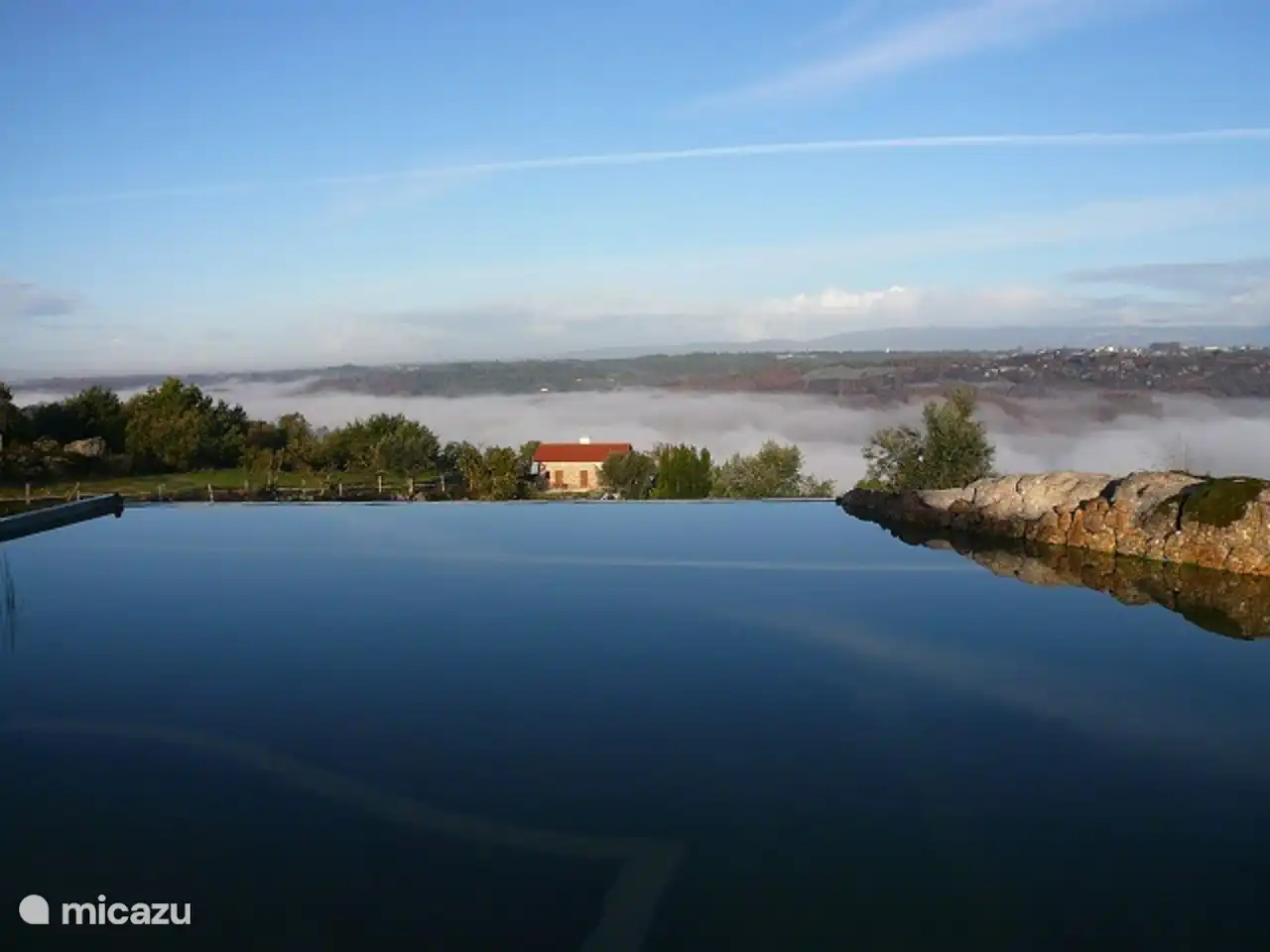 Das ökologische Schwimmbad mit Casa da Fernanda im Hintergrund
