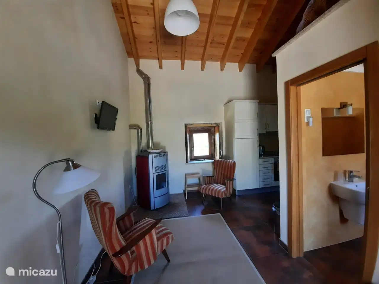 Sitzecke und Zugang zum Badezimmer