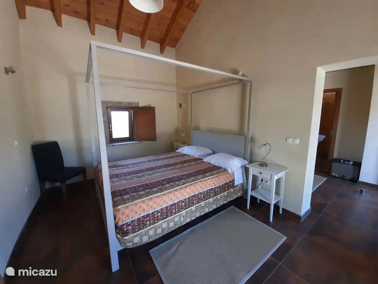 Das Schlafzimmer mit einem Doppelbett