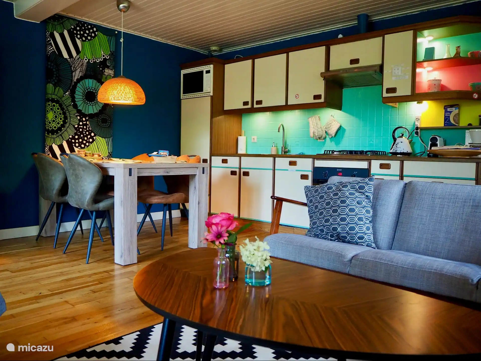 Küchenzeile mit Essbereich