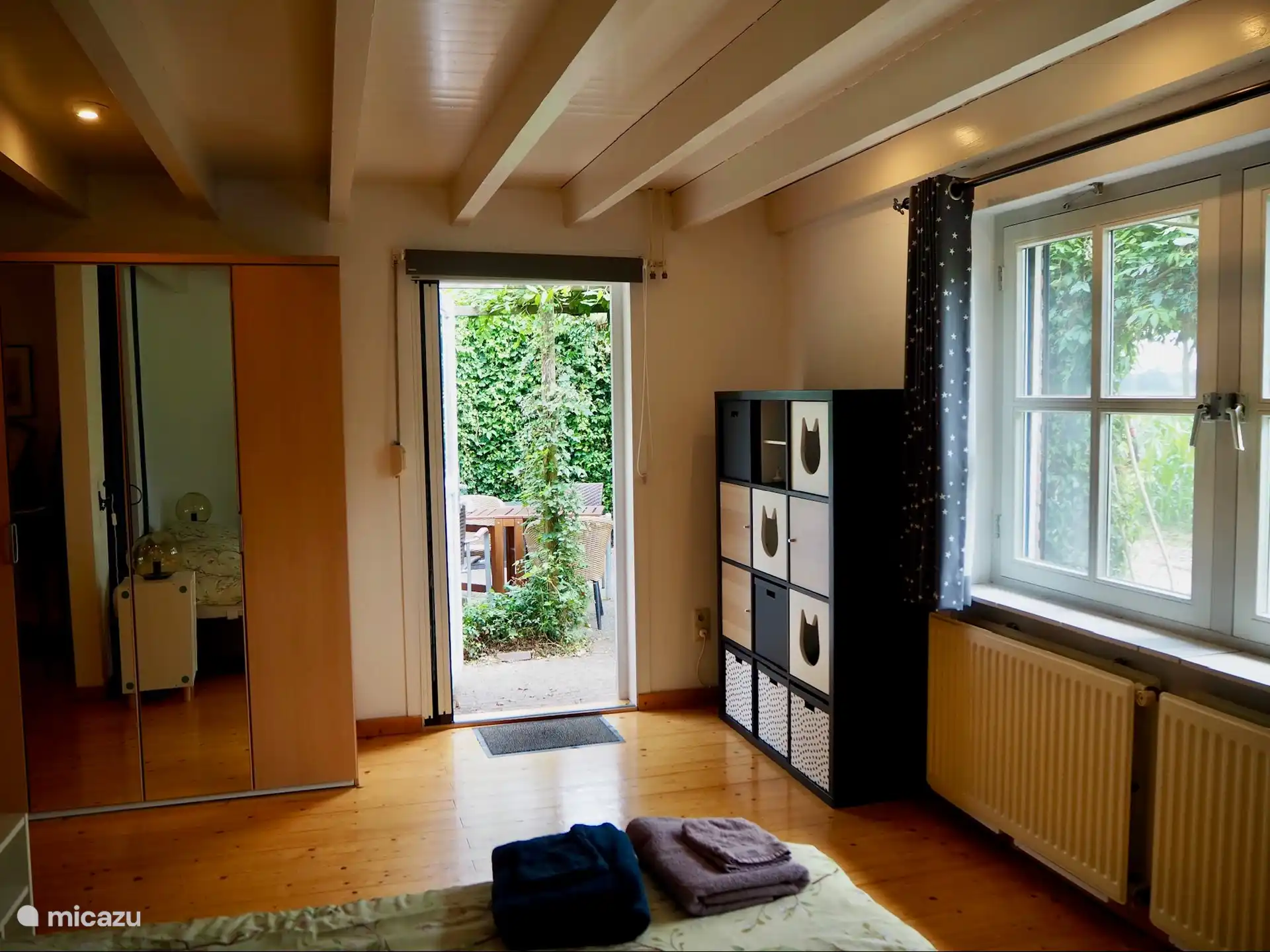 Schlafzimmer mit Ausgang zur privaten Terrasse