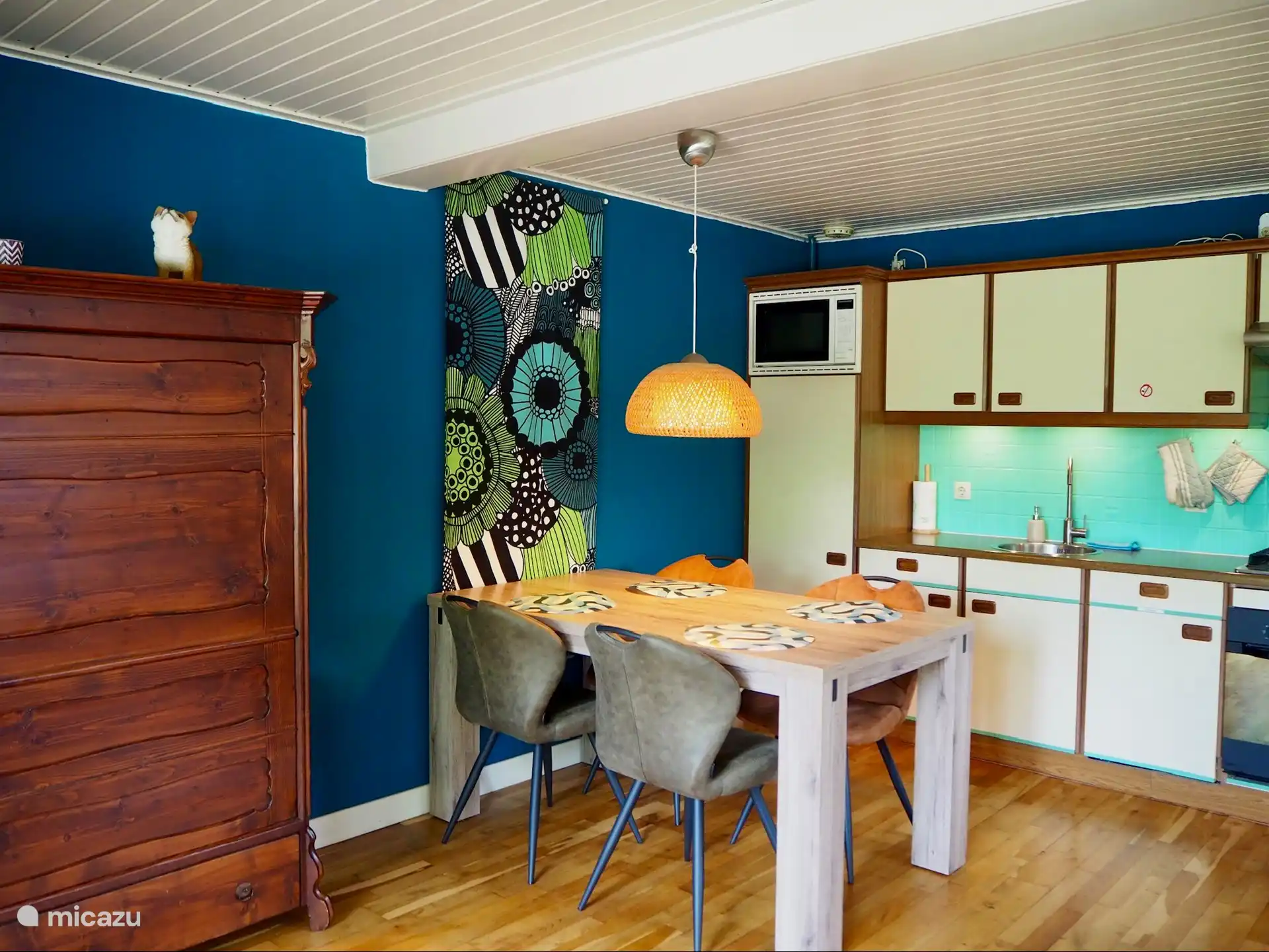 Küchenzeile mit Essbereich