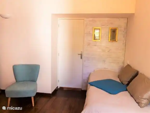 Schlafzimmer mit zwei Einzelbetten