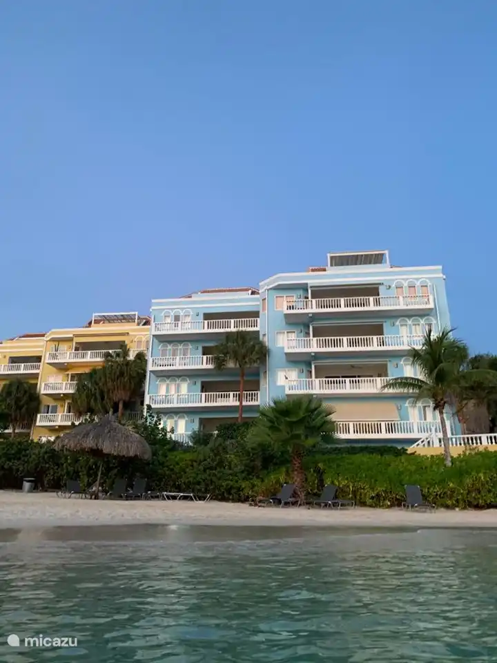 L’appartement se trouve au 3ème étage de l’immeuble bleu.