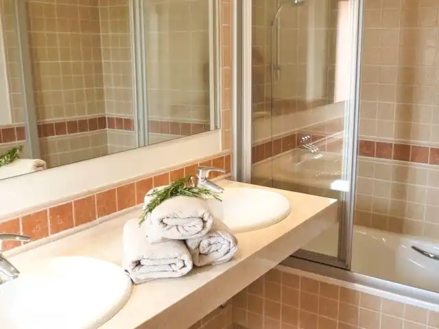 Villa Brenda Torre Mirona Resort en España, Costa Brava, Navata - villa uno de los baños