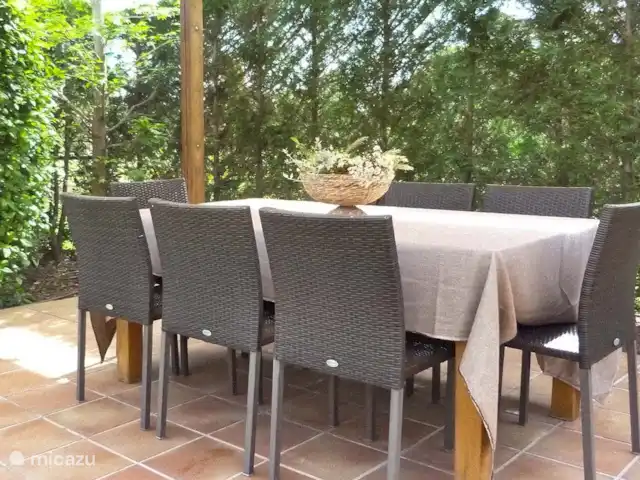 Villa Brenda Torre Mirona Resort en España, Costa Brava, Navata - villa Mesa exterior bajo la pérgola