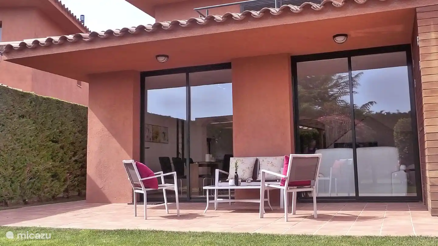 Sitzplatz auf der Rückseite des Hauses