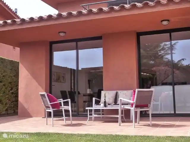 Villa Brenda Torre Mirona Resort en España, Costa Brava, Navata - villa Asiento en la parte trasera de la casa.