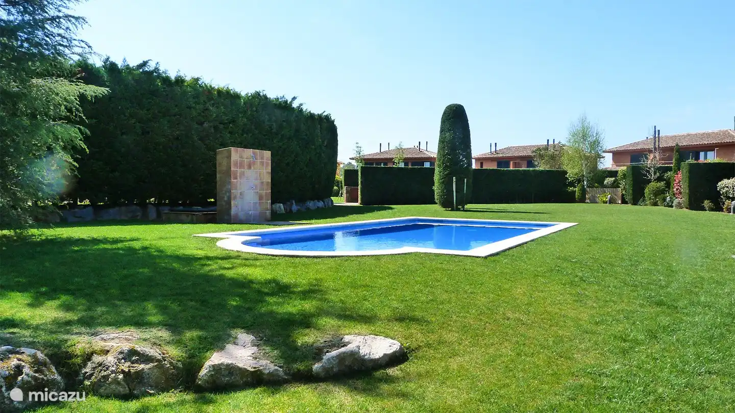 Schöner Gemeinschaftsgarten mit großem Swimmingpool für 10 Häuser