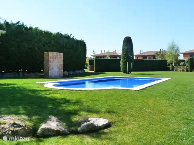 Villa Brenda Torre Mirona Resort en España, Costa Brava, Navata - villa Precioso jardín comunitario con gran piscina para 10 casas