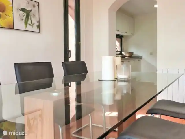 Villa Brenda Torre Mirona Resort en España, Costa Brava, Navata - villa Mesa de comedor al lado de la cocina