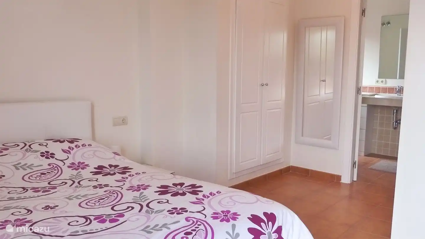 Hauptschlafzimmer im Obergeschoss mit Badezimmer en suite