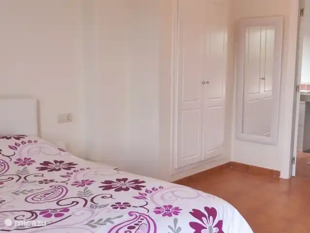 Villa Brenda Torre Mirona Resort en España, Costa Brava, Navata - villa Dormitorio principal en planta alta con baño en suite