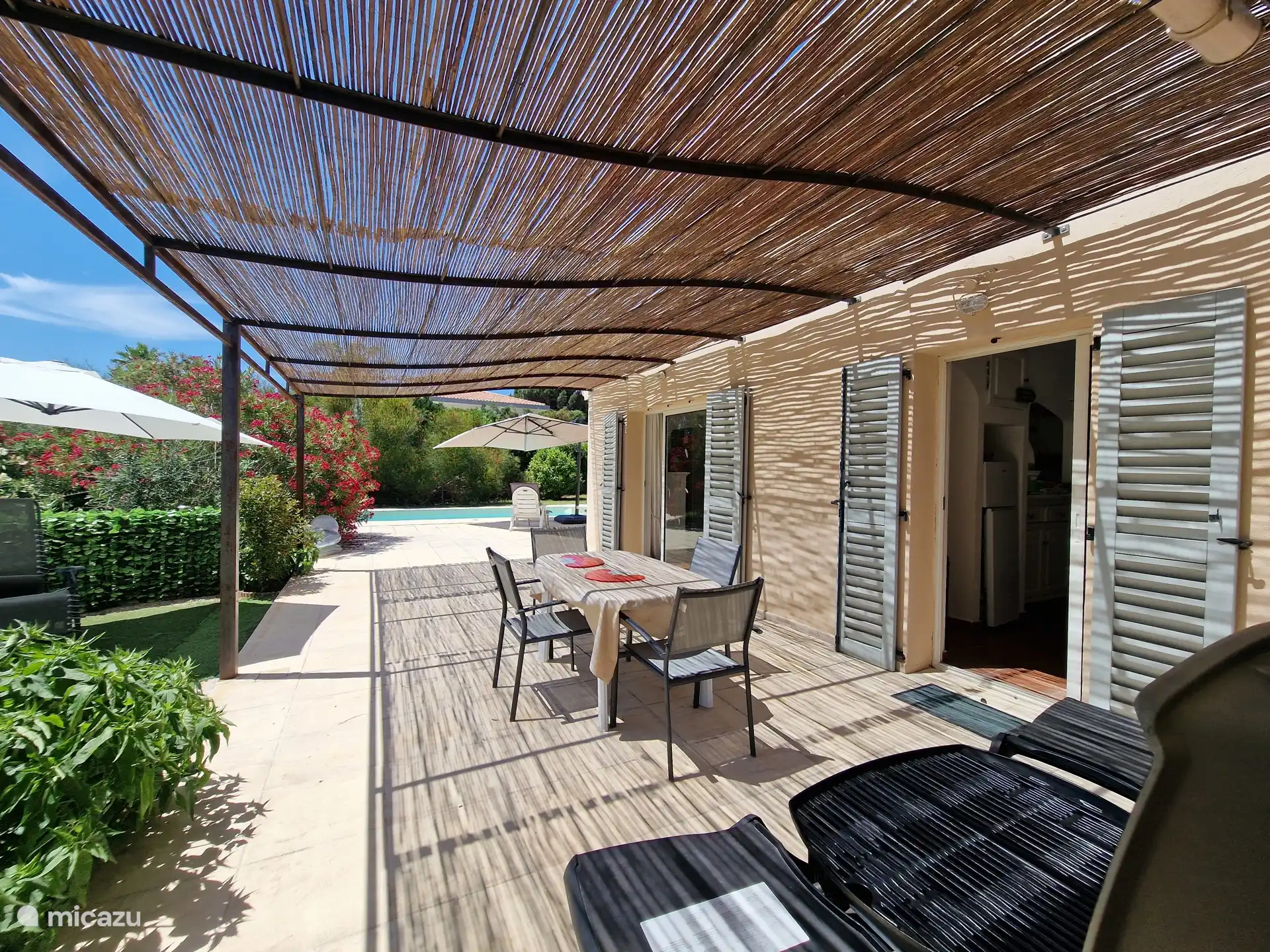 Terrasse avec salle à manger