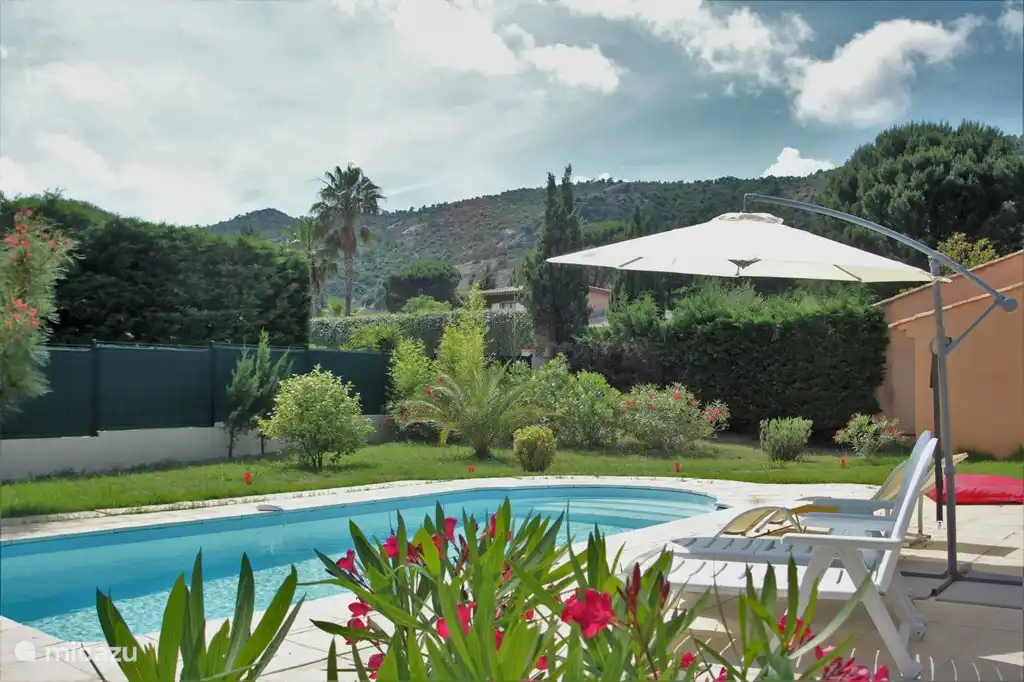 Gran jardín cerrado alrededor