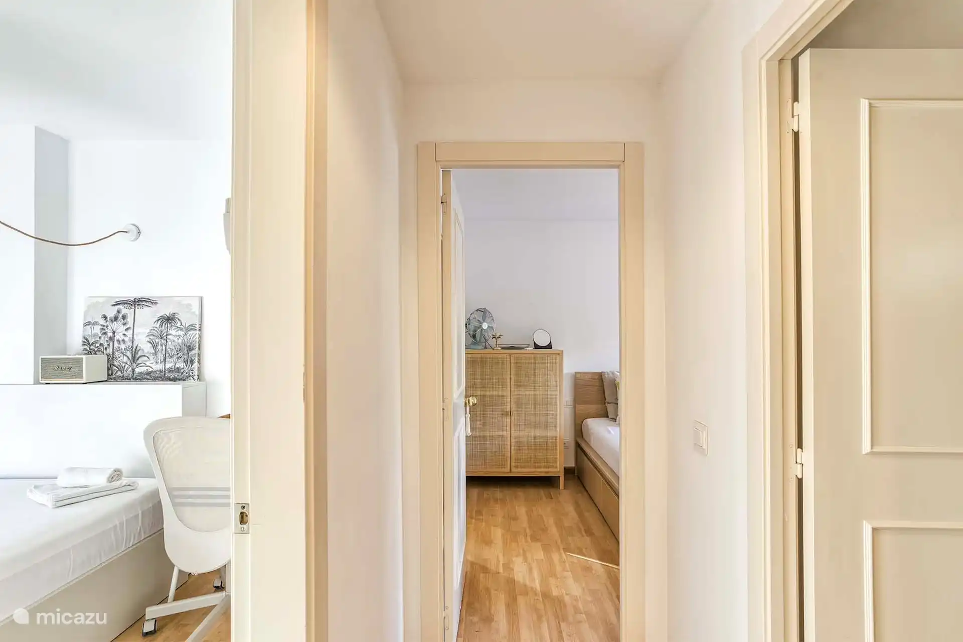 Flur zu den Schlafzimmern und Bädern