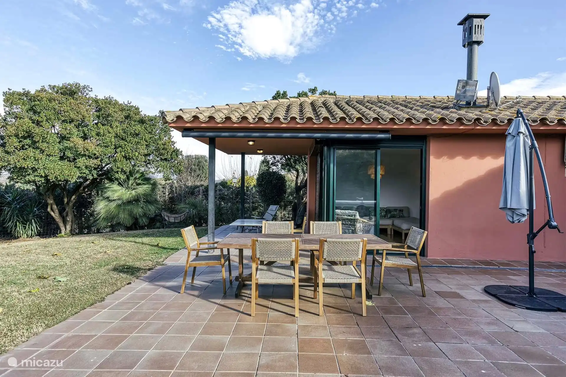 schöne große Terrasse mit Esstisch