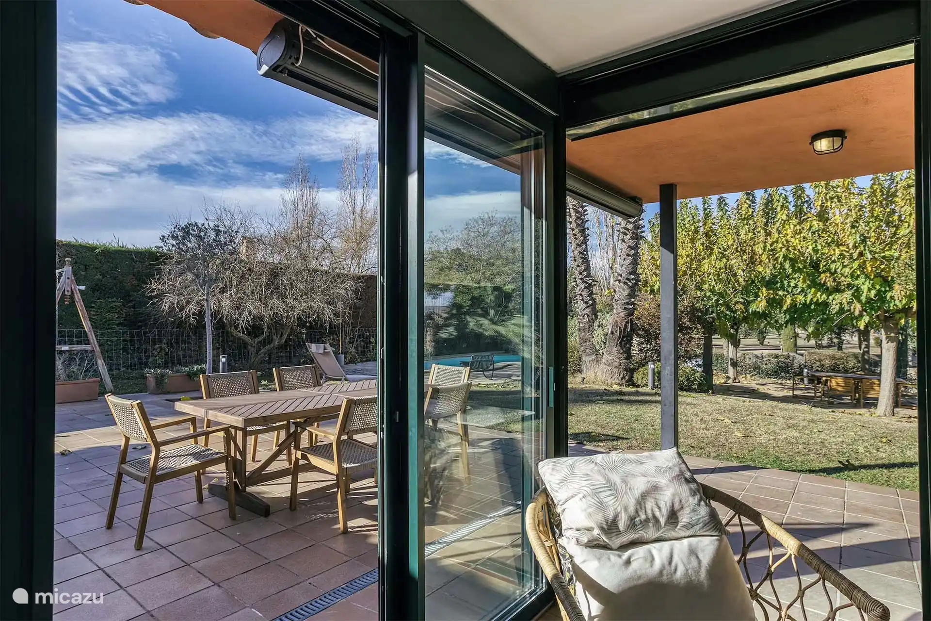 Wohnzimmer mit Blick auf den Garten