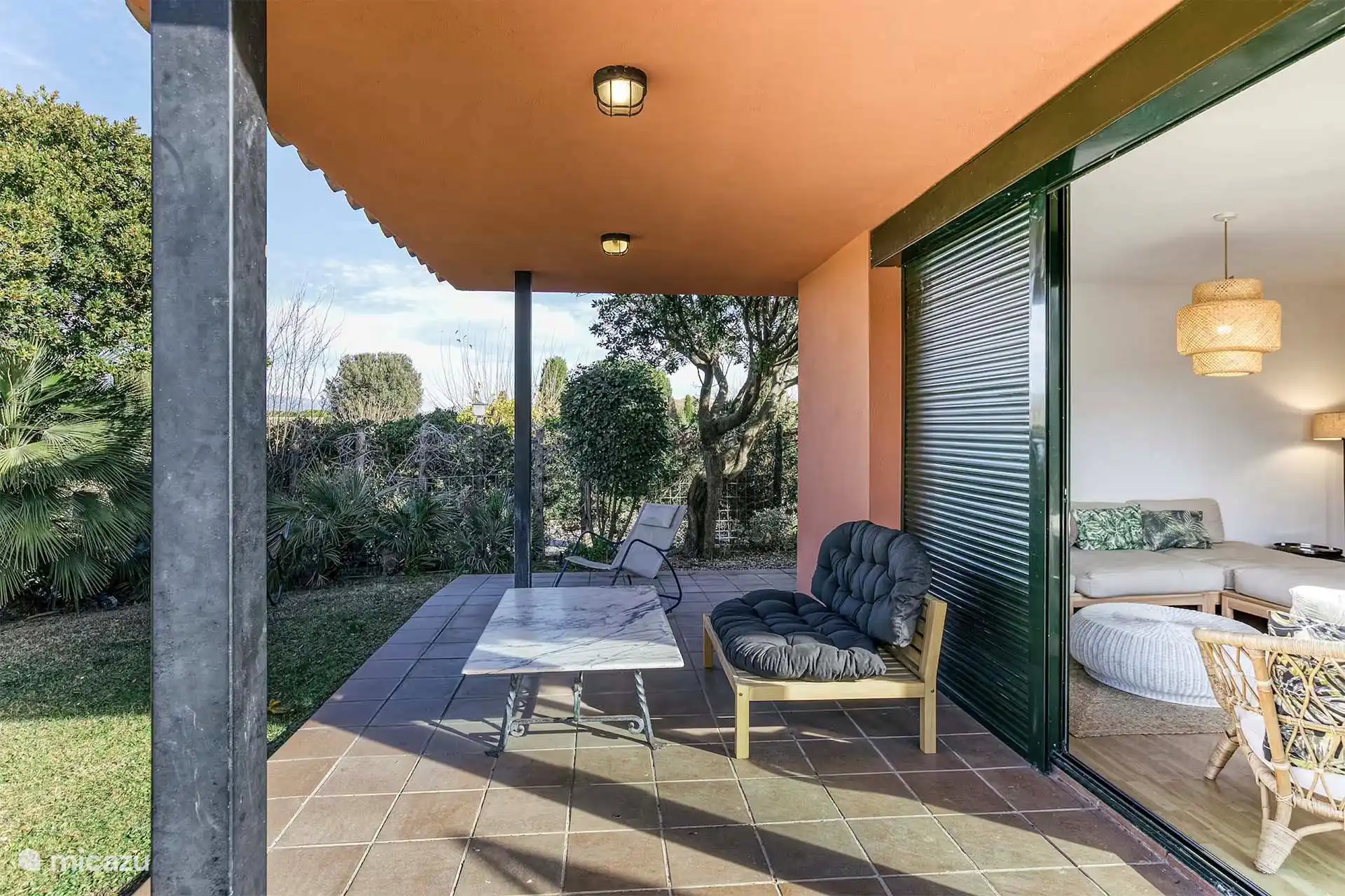 Gemütliche überdachte Terrasse