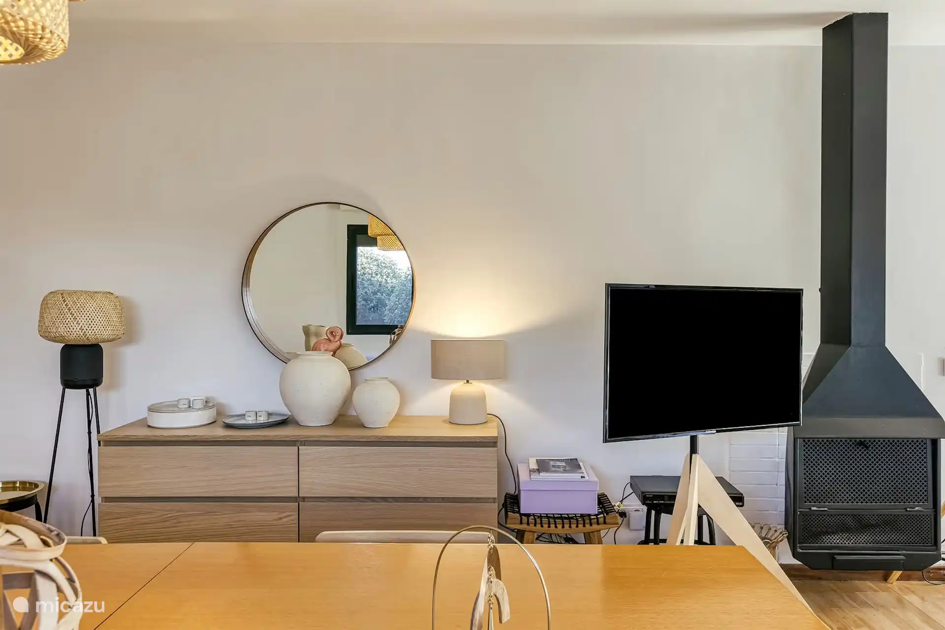 Essbereich mit Kamin, großem TV und Loungebereich