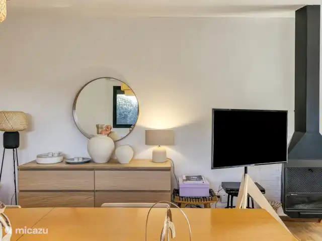 Villa Virginie TorreMirona Resort | Espagne, Costa Brava, Navata - villa coin repas avec cheminée, grande télévision et coin salon