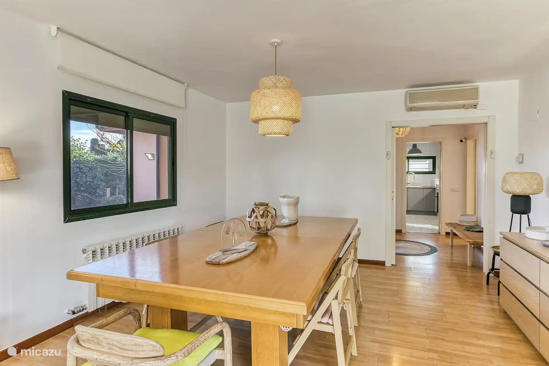 Essbereich mit Zugang zur Küche