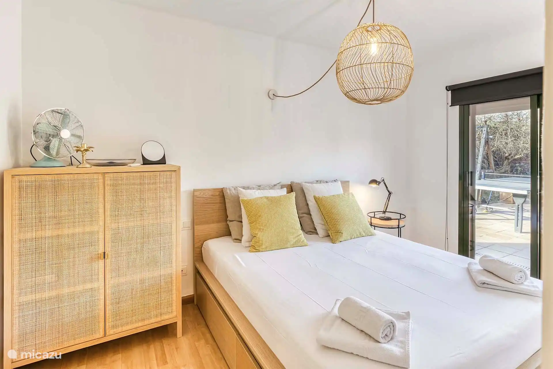 Hauptschlafzimmer mit Schiebetüren zum Garten und zum Pool und eigenem Bad