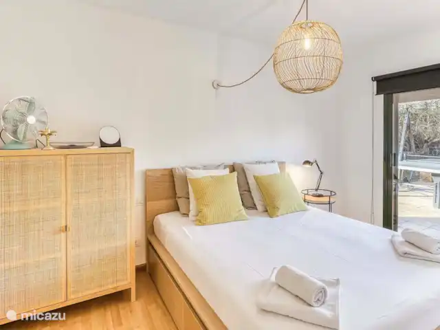Villa Virginie TorreMirona Resort | Espagne, Costa Brava, Navata - villa Chambre principale avec portes coulissantes donnant sur le jardin et la piscine et salle de bain privée