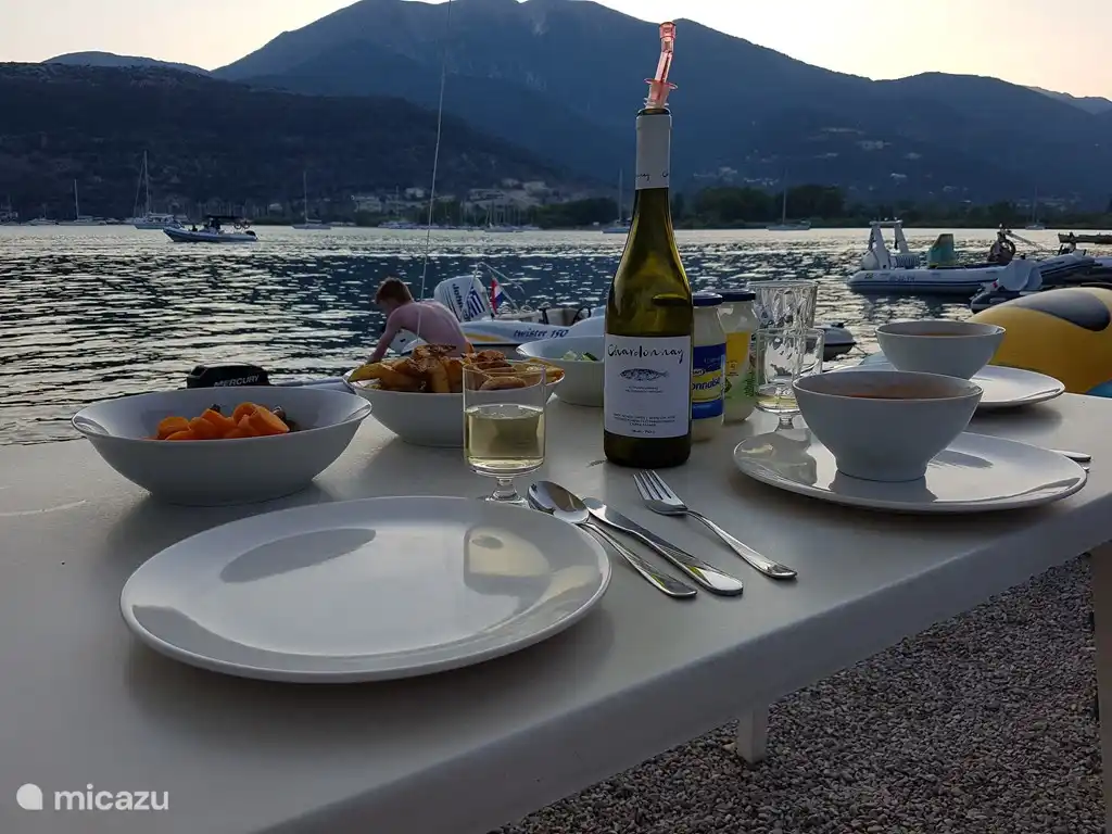 Diner op het privé strand bij zonsondergang