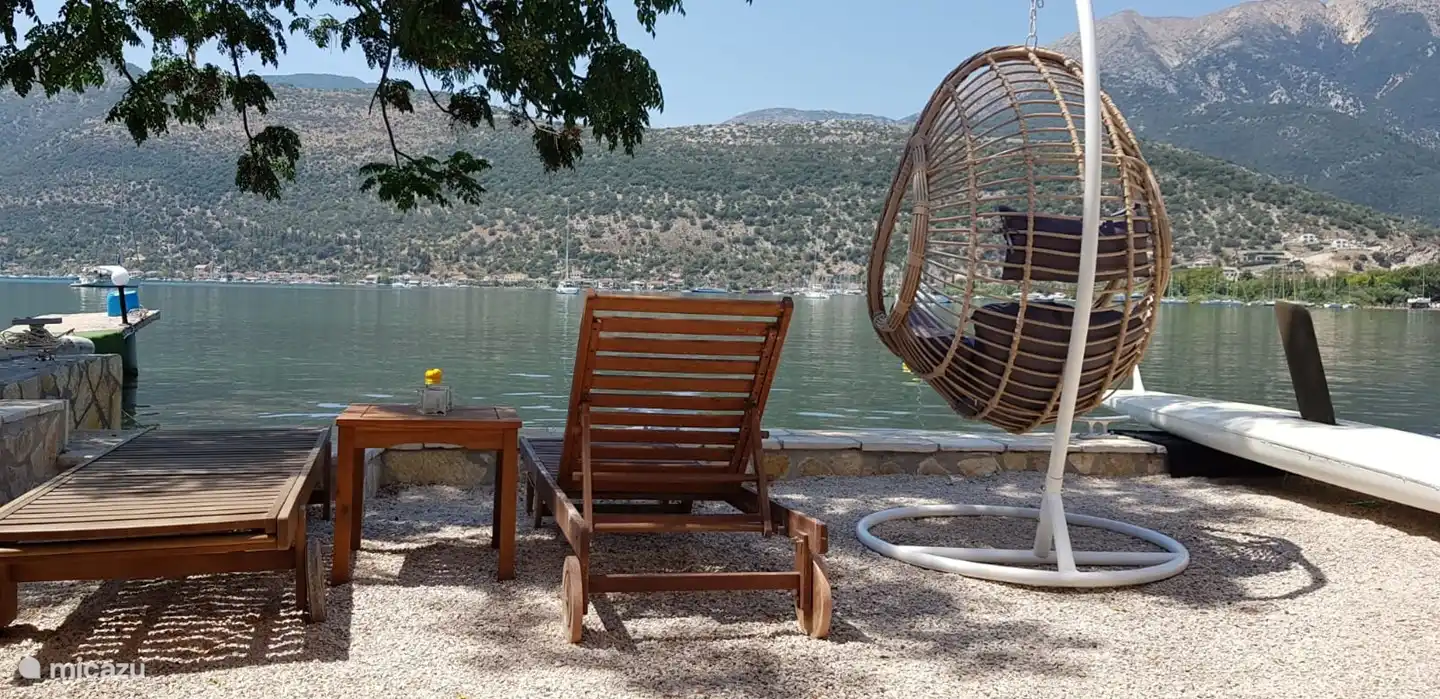 Heerlijk loungen in de hangstoel of de ligstoelen