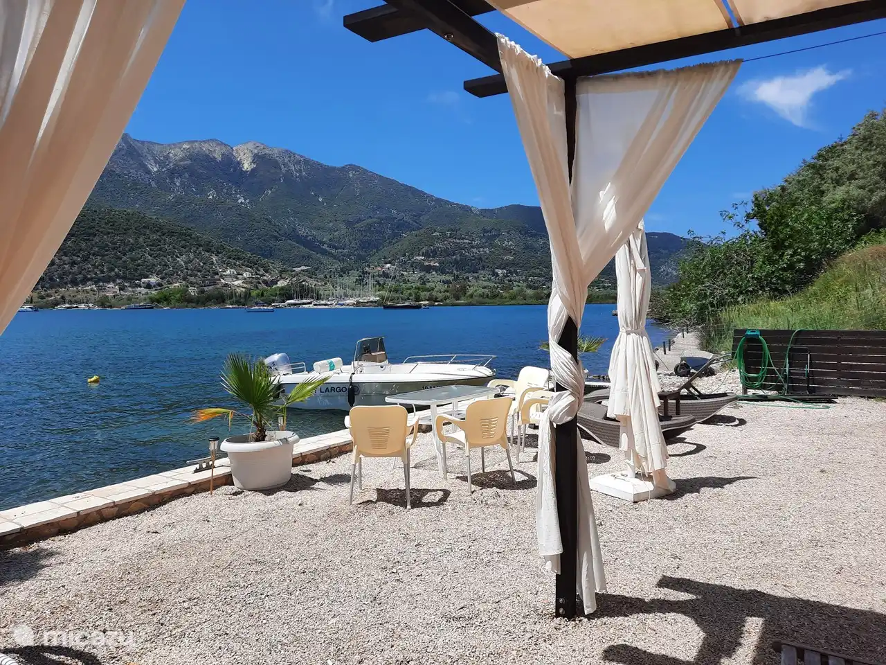 Zicht op de baai van Vliho vanonder de pergola