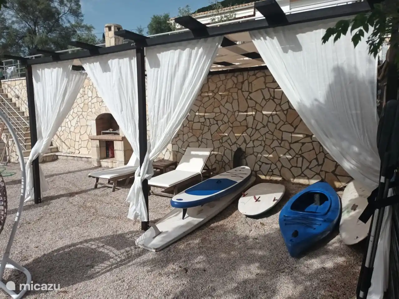 Diverse watersport attributen (SUP, kano, surfplanken)