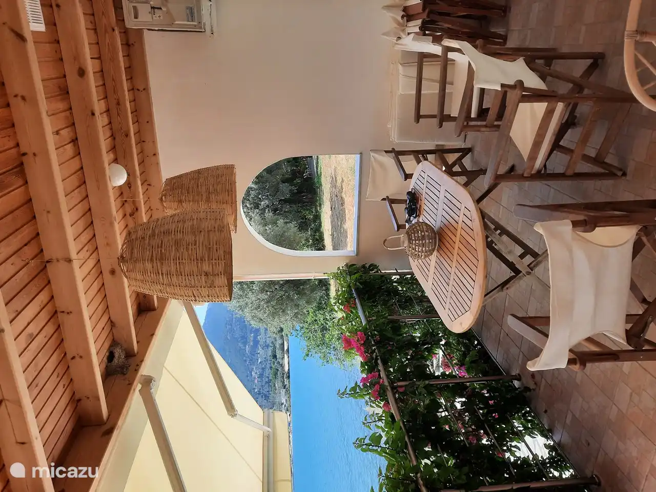 Onder de zonneluifel op de veranda