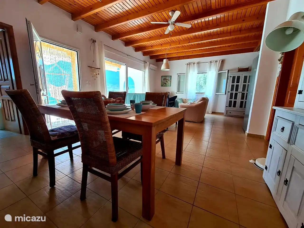 Woonkamer met eetgedeelte