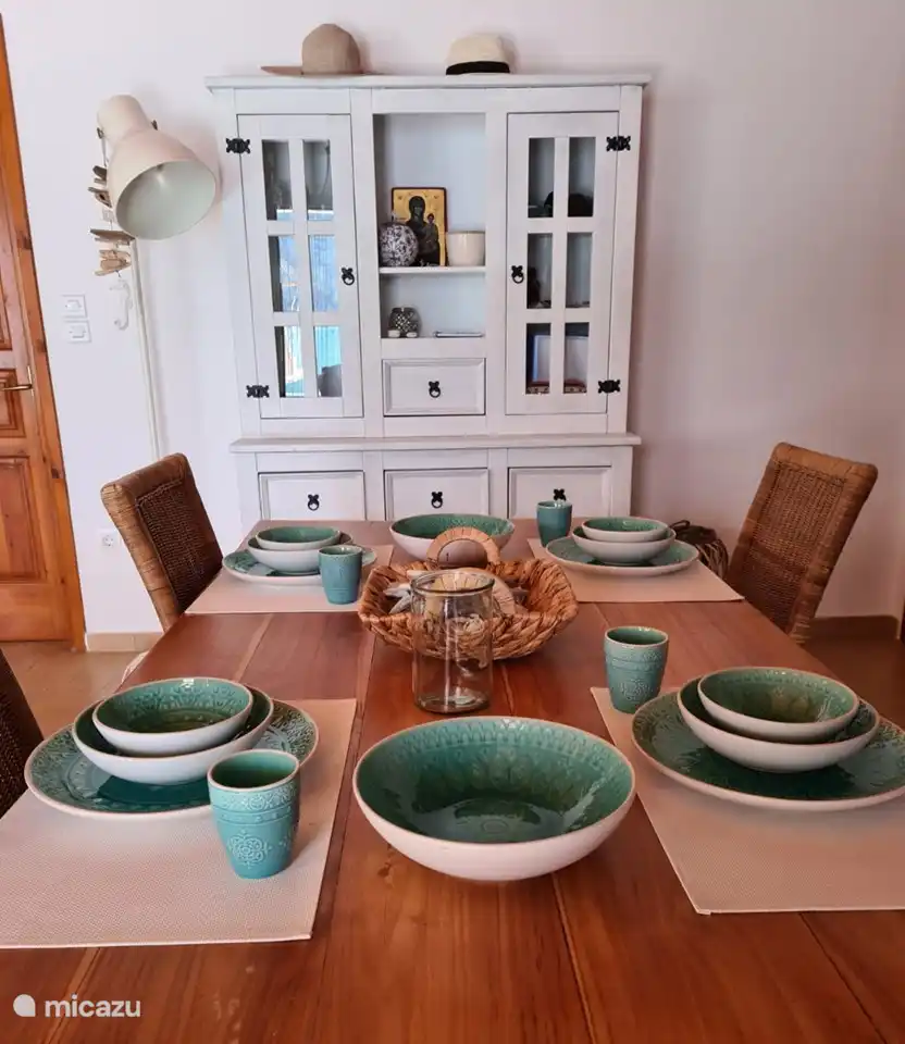 Eetgedeelte met aardewerk servies