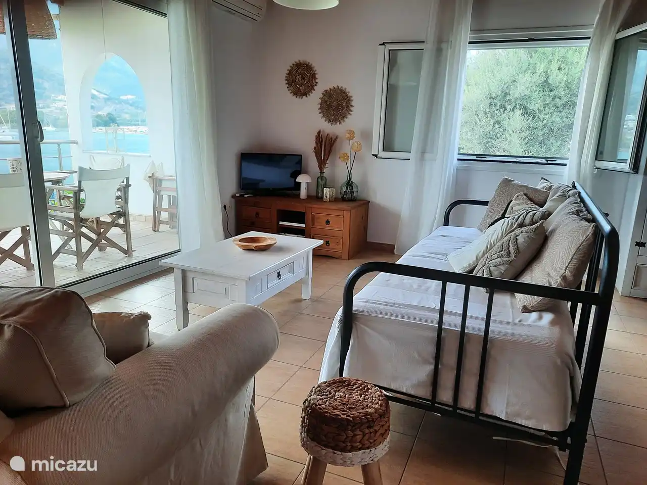 Woonkamer met grote schuifpui