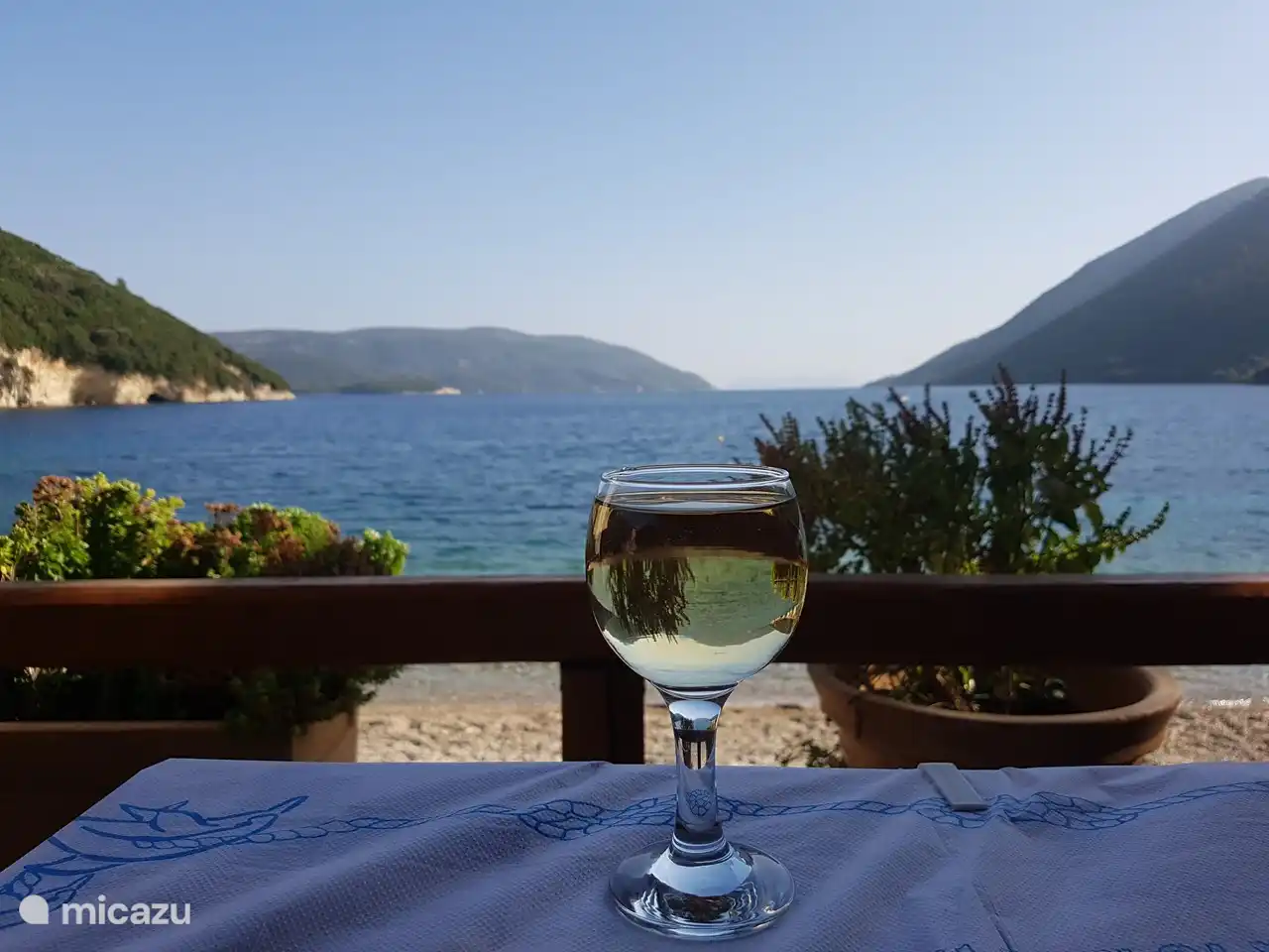 Dessimi bay 1,5 km van Villa Chelona